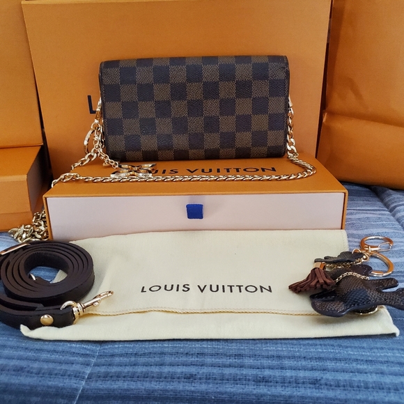 🤎Auth Louis Vuitton Damier Ebene Sarah Wallet 🤎 - Picture 4 of 16